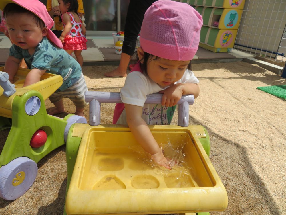 ピチャピチャ・・・
　　　・・・水の感触。