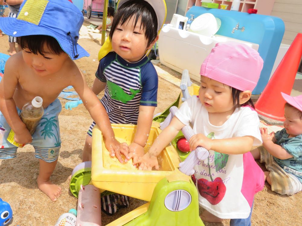 みんなでピチャピチャ・・・
　　・・・水しぶきいっぱい！！！