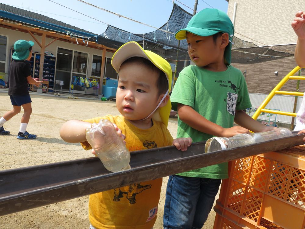 子どもたちの社会‥
年上の友達を見て憧れたり‥
年下の友達に優しく関わったり‥
その中で心が育っていきます



夏ならではの遊びを楽しむキリン組さん

“ここをこうしたらおもしろいんじゃない？”
“どうやったら小さいクラスの子も遊べるかな・・・”
遊びの振り返りでは友達と思いを伝え合いながら、遊びがもっともっと楽しくなるよう試行錯誤しました

さぁ‥今日は異年齢児クラスの友達をご招待

「ここからお水を流してね」
何度も繰り返し水が流れることを一緒に楽しみます

