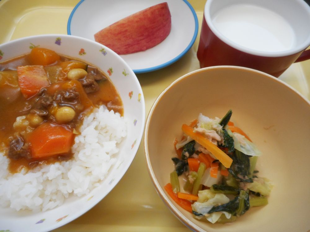 夏野菜カレー

キャベツとツナのサラダ

りんご

牛乳

