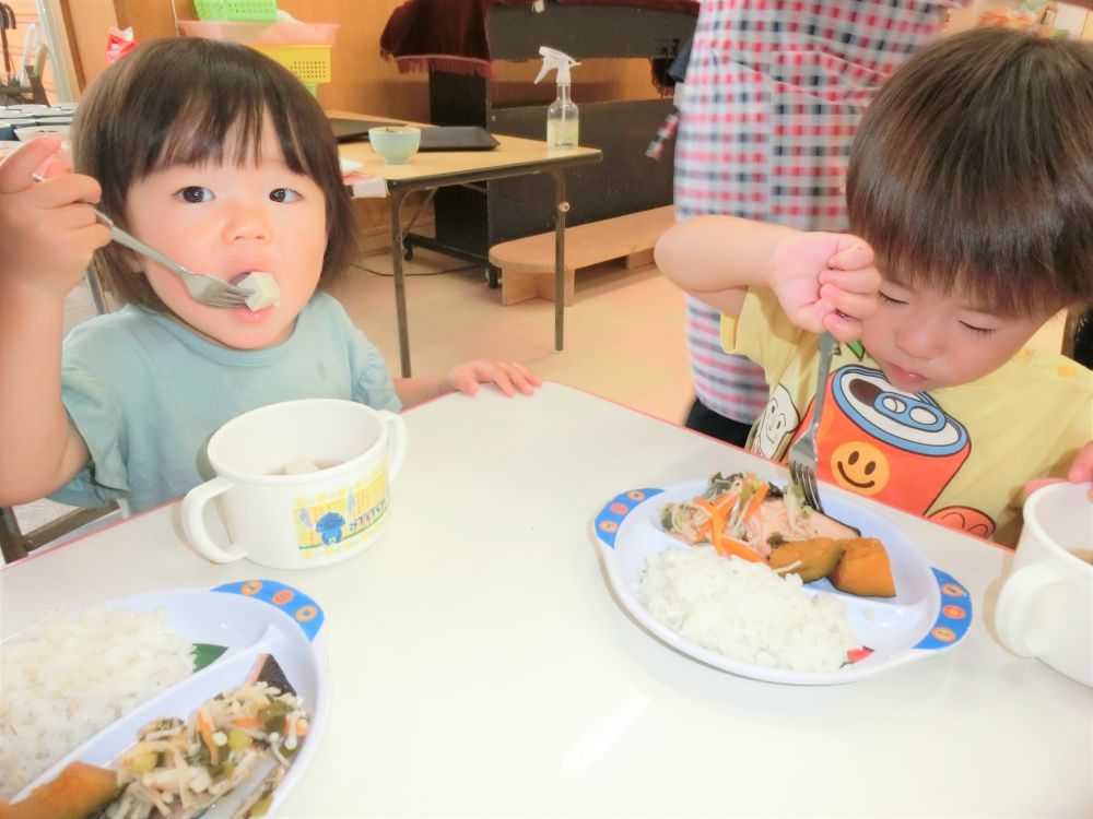 今日は８月６日です。
給食の献立は　「平和給食」　の行事食です。

子どもたちは「すいとんおいしいね！」といってたくさん食べました☆