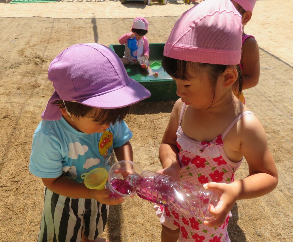 「ぶどうジュース、どうぞ」　　「ありがとう」　

こぼさないように慎重に　・・・あげる方も、もらう方も
　　　　　　　　