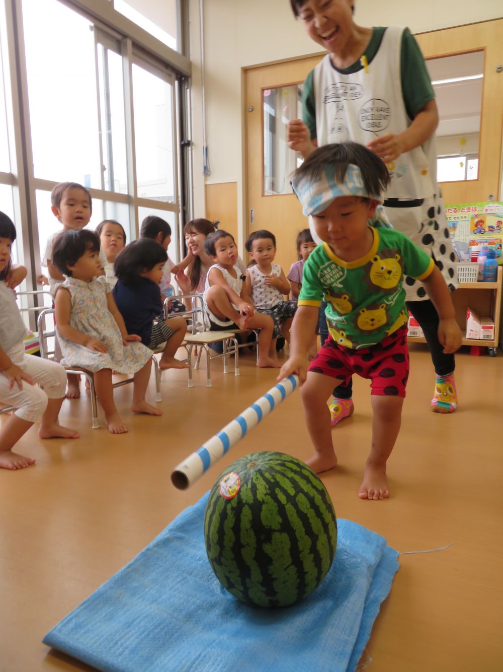 クマ組さんも、目かくしで・・・
　　　あれ、見えてるよ♪