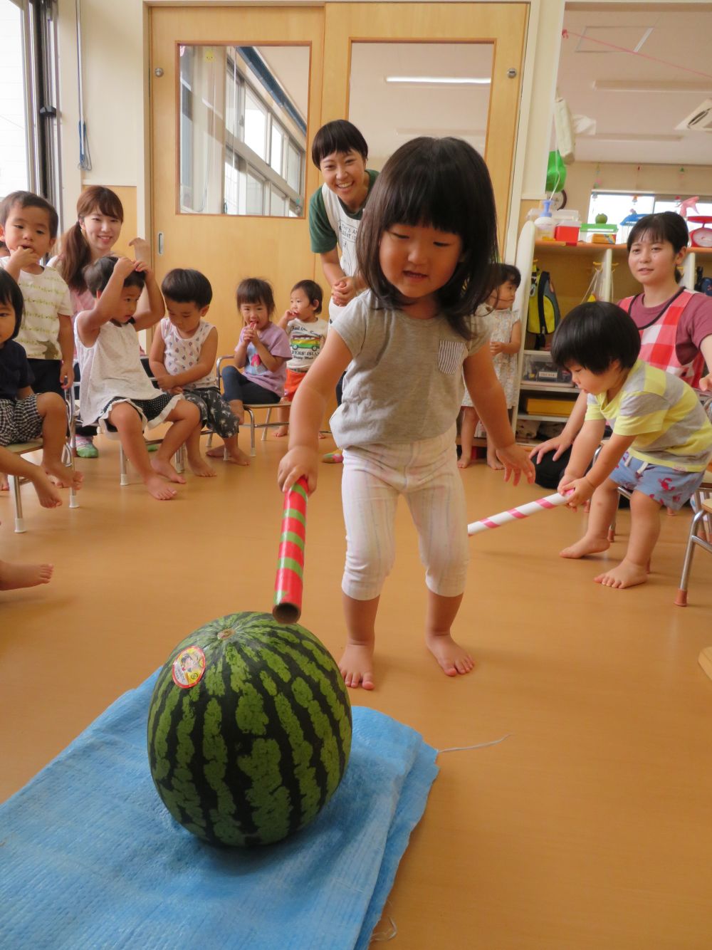 ヒヨコ組さんは、目かくしなしで・・・

みんな命中！　だけど、割れないね。