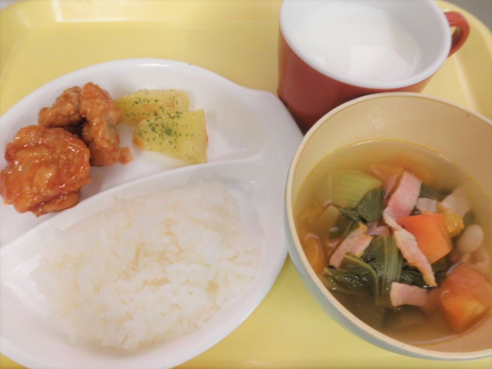 ごはん

鶏肉の甘辛揚げ

焼きポテト

トマトとチンゲン菜のスープ

牛乳
