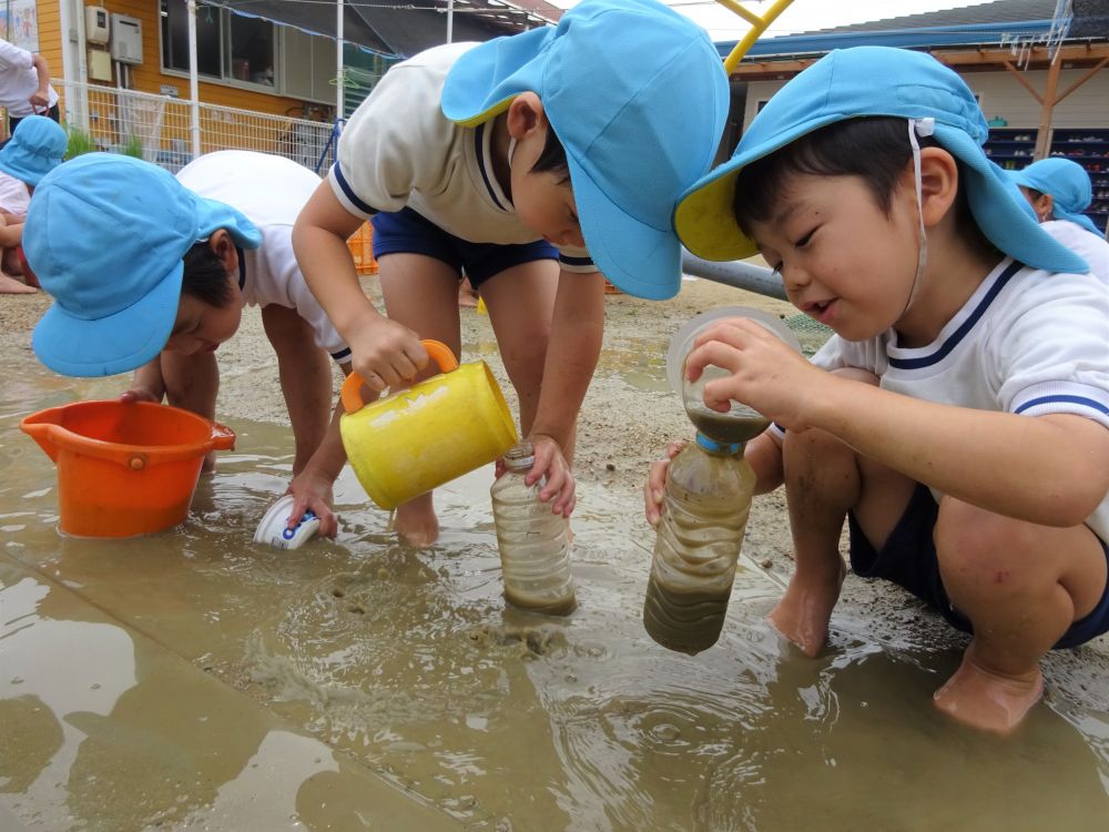 体験で得た知識を、友達と共有しながら遊ぶ姿
水の量はどれだけがいいか・・・
何を使って流すといいか・・・
水をくい止めるにはどうしたらいいか・・・

子どもたちの遊びには学びがいっぱい
見ている側も・・・
－　おもしろいなぁ～　ーと・・・



「俺たち、３人ブラザーズよね～」
「３人で水を汲んで流すんよね～」