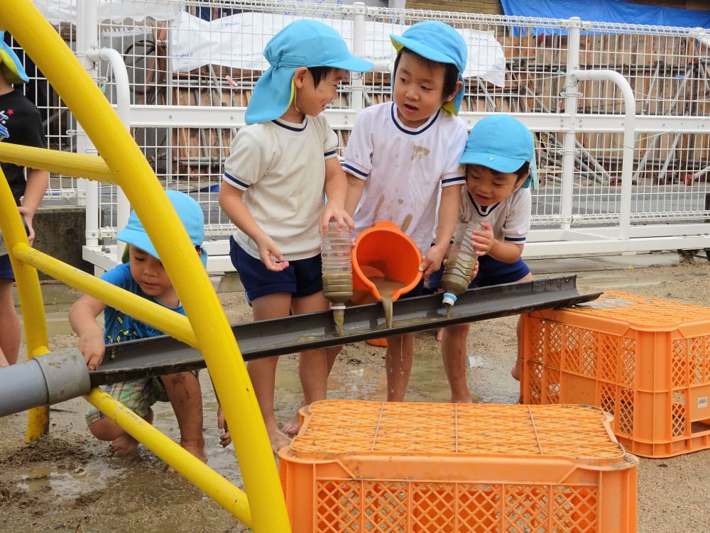 初めは水が少なく・・・
楽しくなかったのか、今回は水を沢山入れて来て・・・
「いくよー」