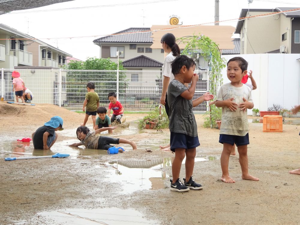 楽しいことは、共有したい！
遊びは、楽しいものです♡



「みてみて　気持ちいい！」と、水たまりに寝転がると・・・