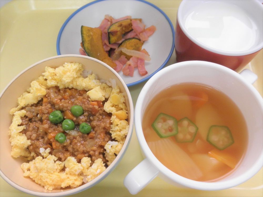 ひまわり丼

かぼちゃのカリカリソテー

星の子スープ

牛乳

