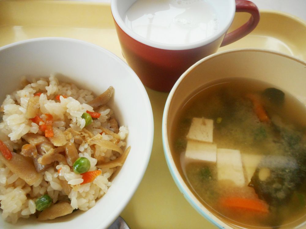 鶏ごぼうご飯

豆腐とわかめのみそ汁

牛乳