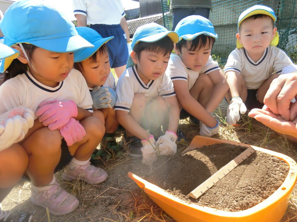 本物の大根の種を見たときには、喜んだり、驚いたりしていました。

ここからは、大根を植える方法を松浦先生に教えてもらいます。
こども達も真剣に聞いていますが、やってみたい気持ちが抑えきれず前へ前へと集まっていました！
