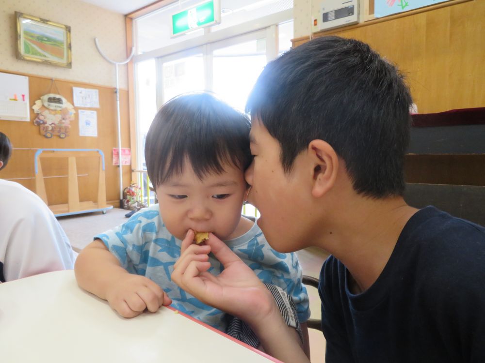 日比崎中学校職場体験でおにいちゃん・お姉ちゃんが、来てくれました。

子ども達は中学生さんが来ると、とてもうれしくて中学生さんのまわりはいつも満員！

おやつを優しくたべさせてもらったね(^^