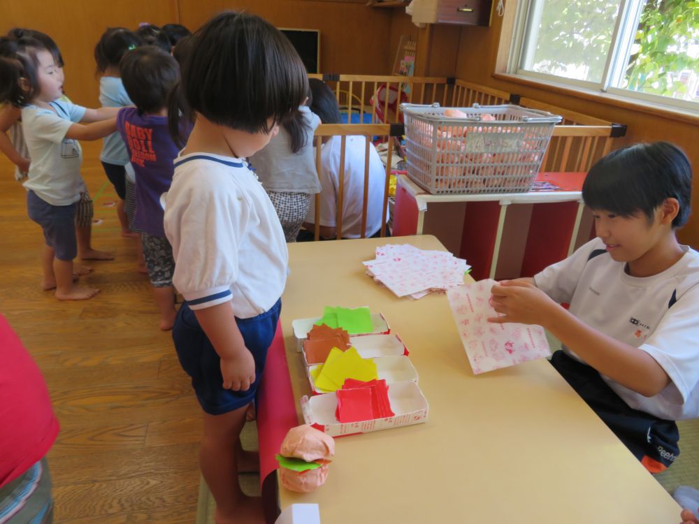 一緒にお店屋さんごっこしたよ！

お姉ちゃんの様子をじーっとよく見てます。

「できたよ～。はいどうぞ！」
はずかしそうにしながらも
「ありがとう」
ちゃんと言えました。