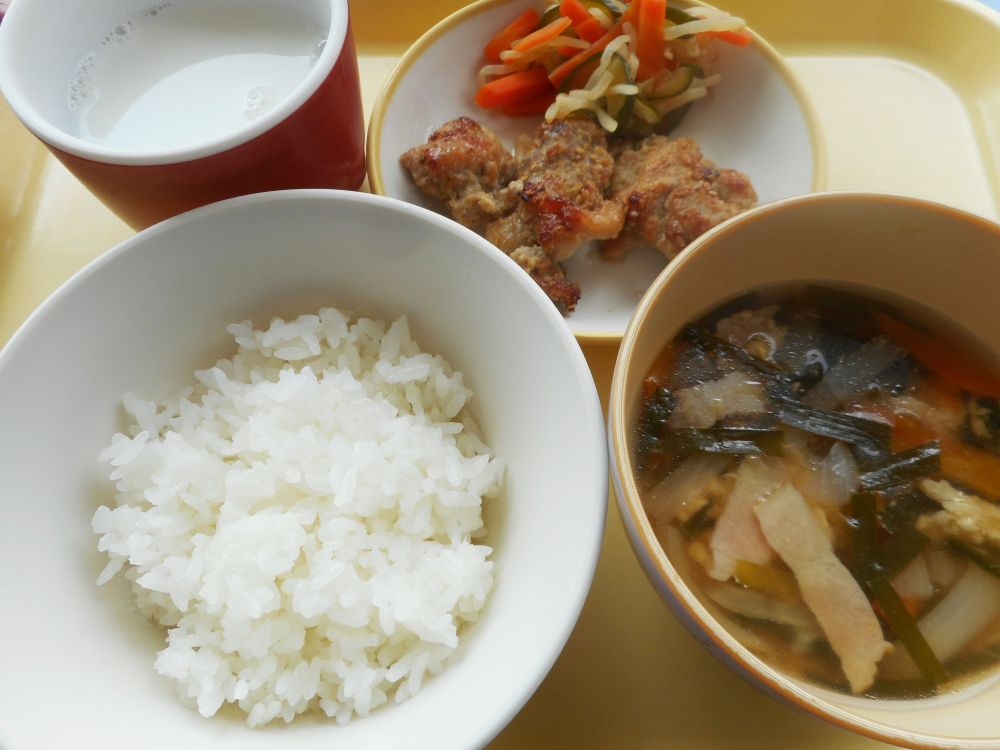 ごはん

鶏の香ばし焼き

もやしの酢の物

にら卵スープ

牛乳