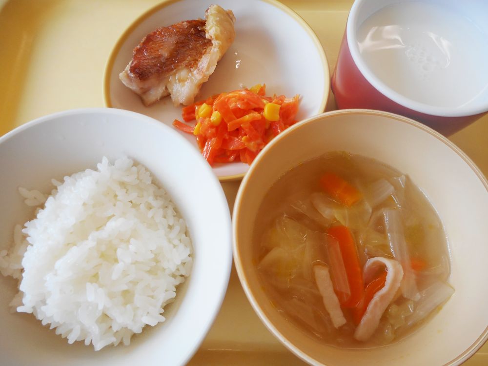 ごはん

赤魚の竜田焼き

人参のチーズ炒め

春雨スープ

牛乳