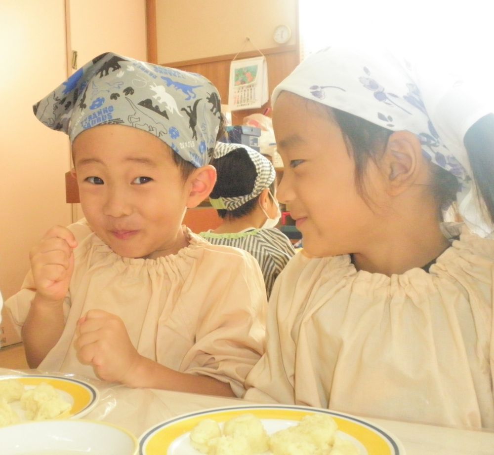 今日は【レモンクッキー】を作りました☆

前回の、お月見団子よりも少し難しいけど大丈夫？と聞くと大丈夫よ！！と元気よく返事が返ってきました。２回目のお料理教室なので、前回よりも自信がついたのかな♪

レモンクッキ―を作る前に、みんなでレモンの果汁を味見しました☆
どんな味かドキドキしながらなめてみると、
「すっぱーい・・・」


