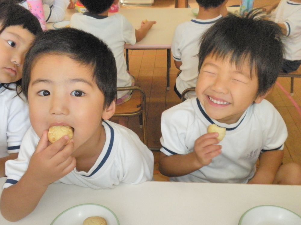 おやつの時間♪
「レモンの味がするー！」
「あんまりすっぱくない！」
「美味しい！」
と、おかわりもきれいに完食でした☆
