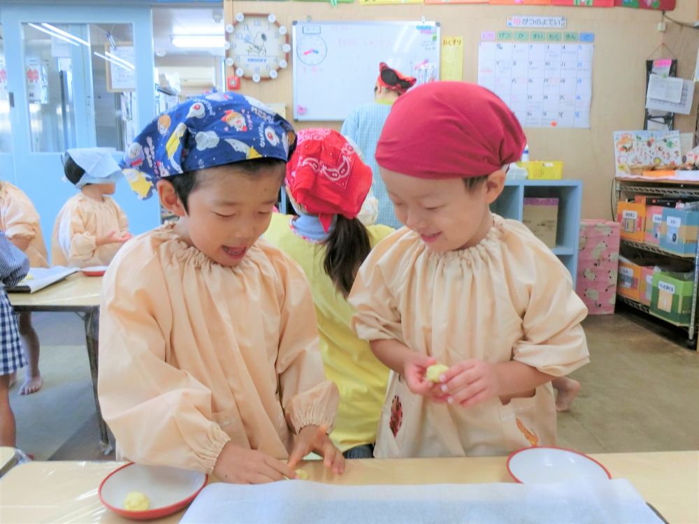 次はいよいよクッキー作りです。
今日は生地を《レモンの形》にすることにもチャレンジします☆

「コロコロして、つぶして、ぴゅっ」
と、先生に聞いたことを声に出してがんばるリス組さん。
「ぴゅ、がむずかしいねぇ」と、生地の両端を指でつまむ動作に苦戦中・・・

「できた？上手じゃね」
「カレーパンマンみたいになったよ」
とお友だちと感想を言い合う姿がほほえましい♡