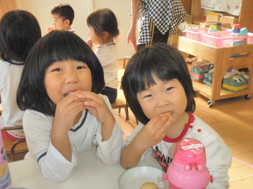 …おやつの時間・・・
「おいしー！」
「おかわり～！！」
おかわりも全部完食しました！

