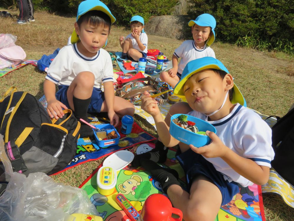 「美味し～い」
思わずほっぺが落ちそうな、この笑顔😊





帰りのバスでキリン組の女の子と・・・
保　「遠足楽しかった？」
子　「うん！」
保　「何が一番楽しかった？」
子　「う～ん・・・お弁当！」

お家の方、お弁当ありがとうございました！