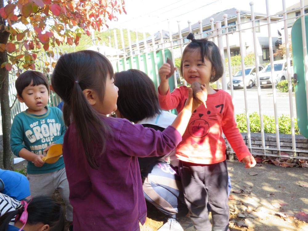 「みてみて～」
「わたしもとれた」
「ちっちゃいね～」
「うふふふ」

とれたお芋を見せ合いこ♪
思ったより小さなお芋だったけど、自分で掘ったお芋は宝物✨
