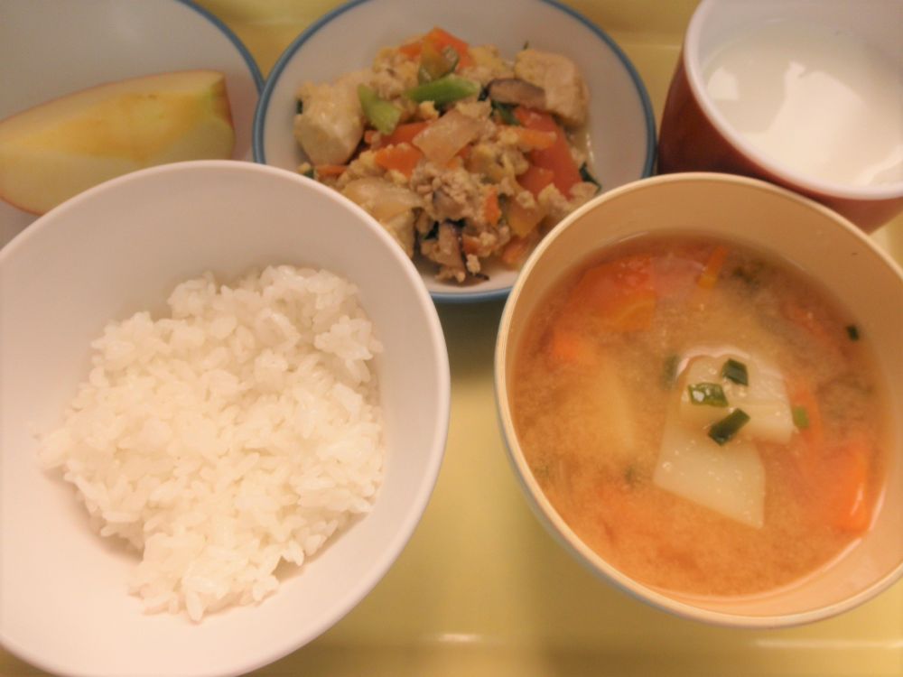 ご飯

いり豆腐

じゃがいものみそ汁

りんご

牛乳