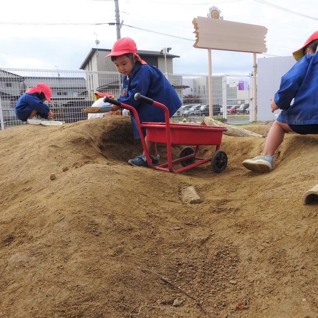 ＊　３歳児　砂山の上で　＊