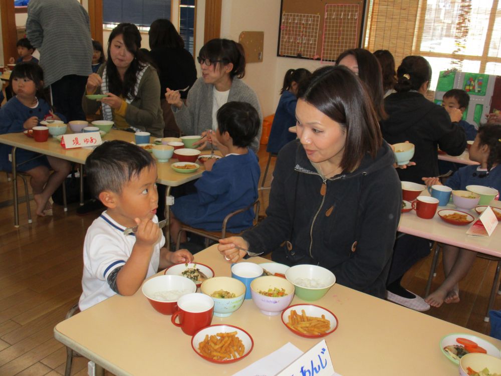 今回の保育参加では、子ども達の給食の様子を見ていただき、保護者の方も一緒に試食していただきました。
お家での様子と、園での様子は様々ですが、美味しそうに食べてくれている姿を見ると、私たちは、とても嬉しくなります！
保護者の方と食べる給食は嬉しくもあり、少し恥ずかしそうでした。
