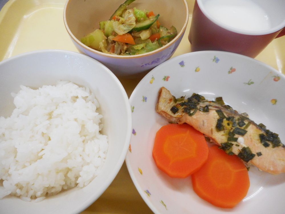 ＊　今日の献立　＊

ごはん

鮭のみそマヨ焼き

人参グラッセ

キャベツのおかか和え

牛乳

マカロニあべ川

＊以上児分量