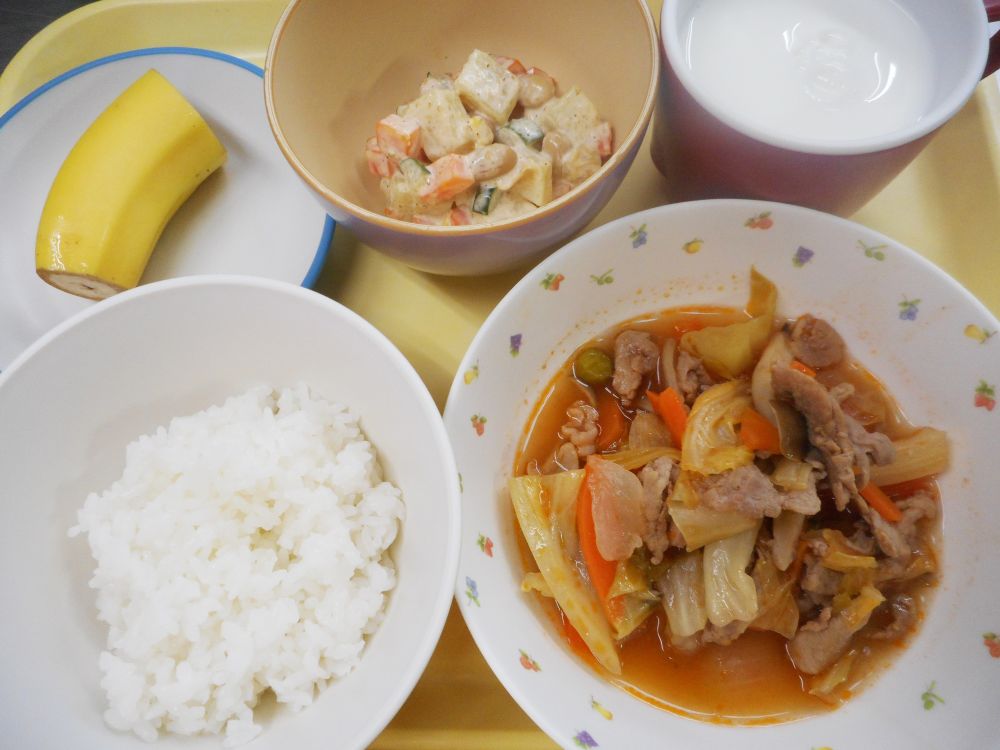 ごはん

豚肉のケチャップ煮

じゃが大豆サラダ

バナナ

牛乳
