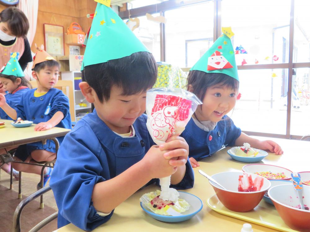 蒸し上がったカップケーキを、自分たちでおいしくトッピング♡
「どっちのジャムにしようかな～」
「ピンク色が好きだから、ピンクのゼリーをのせる！」
「ぼくは干しぶどうが苦手だからの～せない♪」と、
自分の好きなようにトッピングできる楽しさを味わいました♡

友達のカップケーキを見て、
「かわいいね。パンダみたい！」
「クリームがドーナツみたいに丸いでしょ」と、
見せ合いっこも楽しそう♪