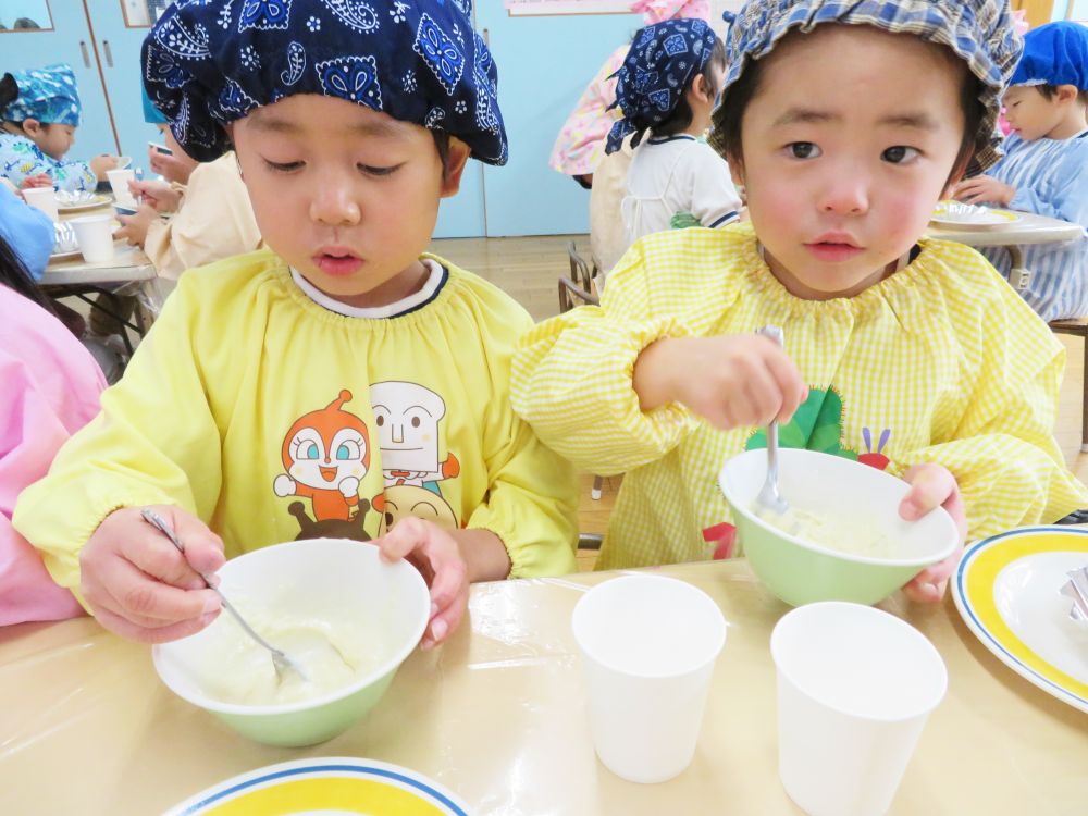 ゾウ組さん、久しぶりのお料理教室！！
前回は、菜園で収穫したじゃがいもを使って「いももち」を作りました。
今回は、クリスマス蒸しパンに挑戦します！

①ホットケーキミックスに牛乳を少しずつ入れる
②やさしく混ぜる
③カップに入れる
④10分程度蒸したら、出来上がり♪
⑤少し冷ましてから、トッピング！
