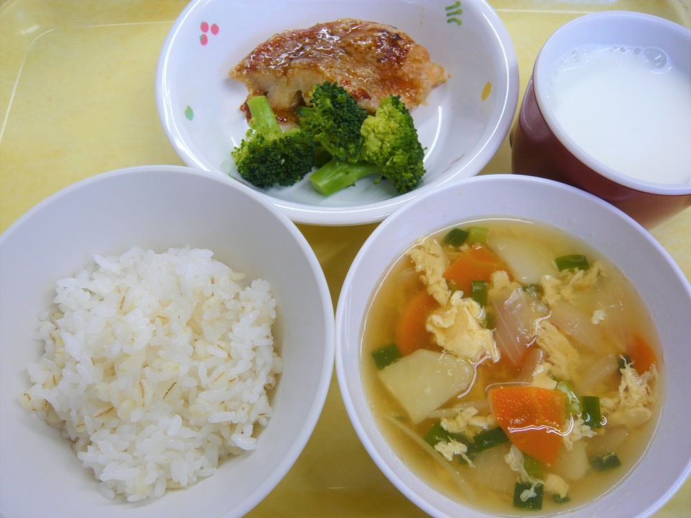 麦ご飯

赤魚の照り焼き

ゆでブロッコリー

野菜スープ

牛乳