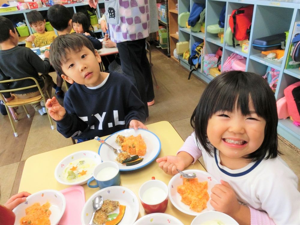 今日の給食は、クリスマスの行事食でした。

いつもの給食は各クラスの保育室で食べますが、今日は特別ランチ☆彡
異年齢の交流を兼ねて、全員でクリスマスパーティーです♪
クリスマスソングが流れる中、
「うちにサンタさん来てくれたよ。」
「昨日、いちごのケーキ食べたよ。」
と、おしゃべりも弾みます♪
給食もスペシャルメニューだったので、おなかもいっぱい♡
とてもにぎやかで、楽しいひとときでした。




