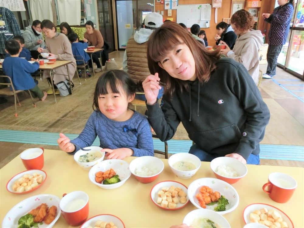 リス組さん、2回目の保育参加は【給食試食会】も兼ねています。
初めておうちの人と食べる給食に、子どもたちも嬉しそう♪

食事の量や食べ物のかたさ等、おうちと比べてみて下さいね、と事前にお願いしていたところ・・・
「思っていたより量を食べていて驚きです☆」
「家では時間がかかる野菜も、すごい勢いで食べていてビックリ！」
「これくらいの大きさのお肉ももう噛めるんだね～」
と、保護者の方からは色んな感想が聞こえてきました。
嬉しい発見や驚きがあったようで良かったです♡