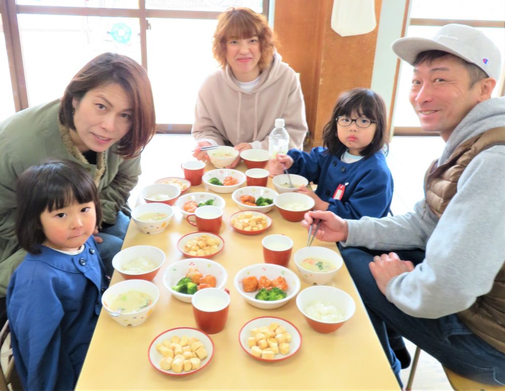 おやつの【麩のラスク】を食べて、
「お味噌汁に入ってるやつですよね！？それ以外の使い道を知らなかった～」
と、感激して下さった方も♪
今日の給食が載ったレシピを渡すと「おうちで作ってみます！」と嬉しいお言葉をいただきました♡
今日の試食会が、家庭での食育にもつながったようで、とても嬉しく感じました。
これからも家庭に向けて、色んな取り組みを発信していきたいと思います。