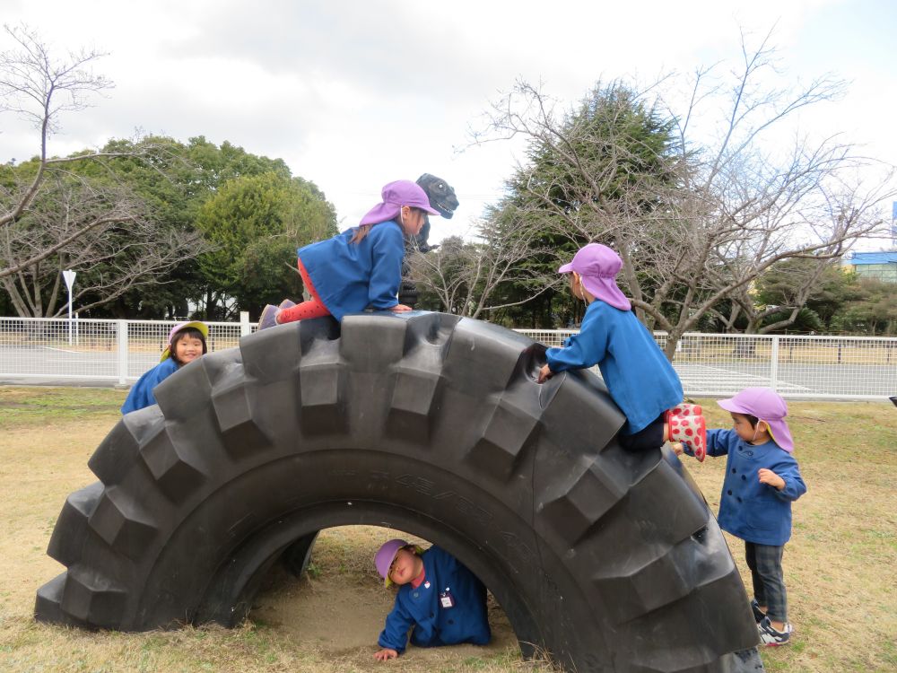 大きなタイヤが１つ。
　　のぼったり・・・かくれたり・・・
遊び方いろいろ！！