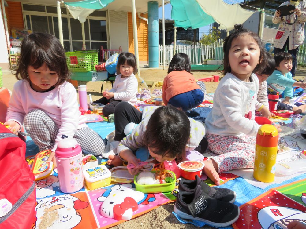 嬉しそうな顔・こぼさないように食べようとしている姿、
どの子もすてき✨
こちらもうれしくなります♡