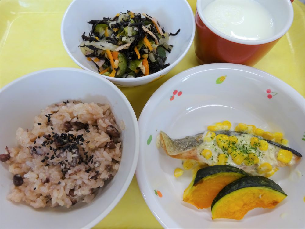 赤飯

鮭の菜の花焼き

焼きかぼちゃ

ひじきマリネ

牛乳
