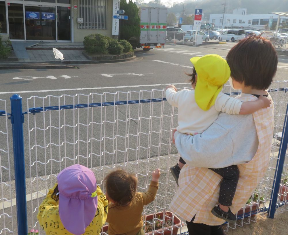 何か浮いてる！！
　　おばけかな～？