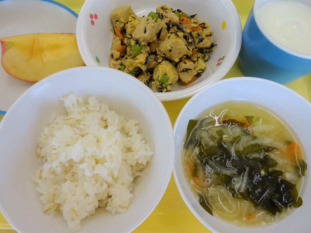 麦ご飯

高野豆腐の卵とじ

切り干し大根のみそ汁

りんご

牛乳
