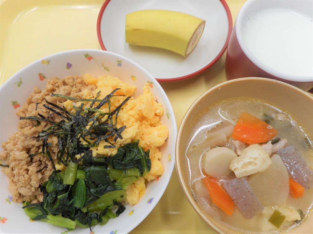 三色丼

豚汁

バナナ

牛乳