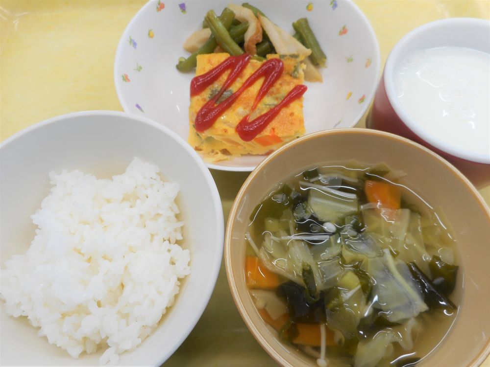 ご飯

スパニッシュオムレツ

いんげんとちくわの和え物

春きゃべつのスープ

牛乳