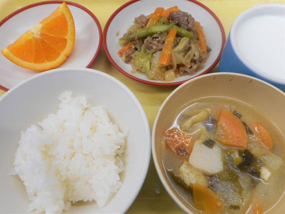 ご飯

牛肉とアスパラのごま焼き

里芋のみそ汁

オレンジ

牛乳