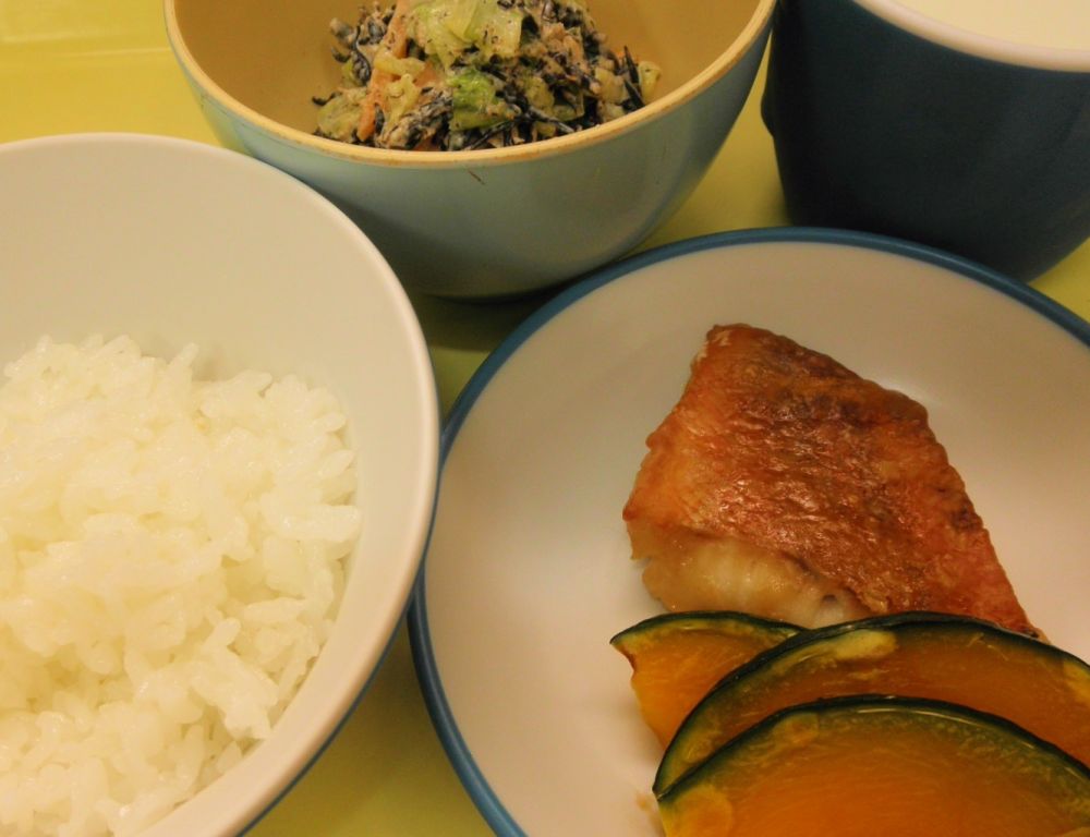 ご飯

赤魚の竜田焼き

焼きかぼちゃ

ひじきサラダ

牛乳
