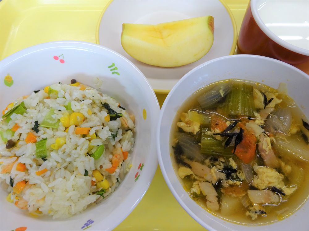 じゃこ入り炒飯

トマトとチンゲン菜のスープ

りんご

牛乳

