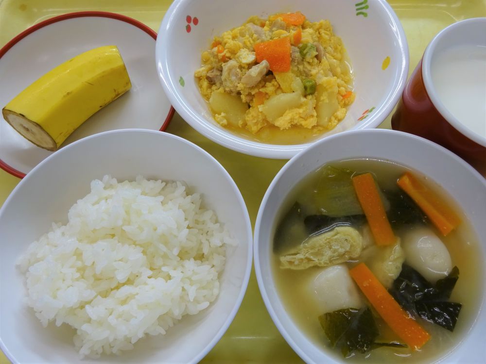 ご飯

親子煮

小松菜とあげのみそ汁

バナナ

牛乳