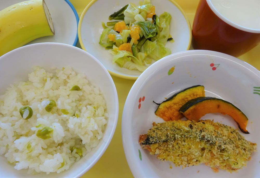 豆ご飯

鮭のカレーマヨパン粉焼き

焼きかぼちゃ

フレンチサラダ

バナナ

牛乳
