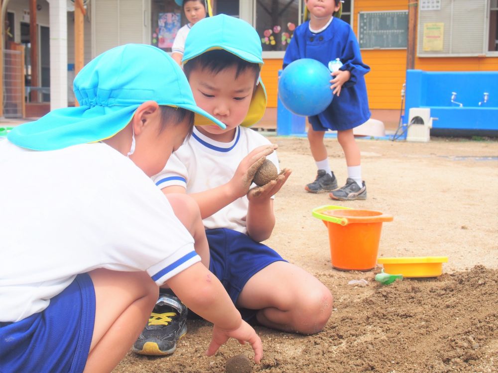 泥団子もとても上手に・・・
何度も何度も挑戦しています♡