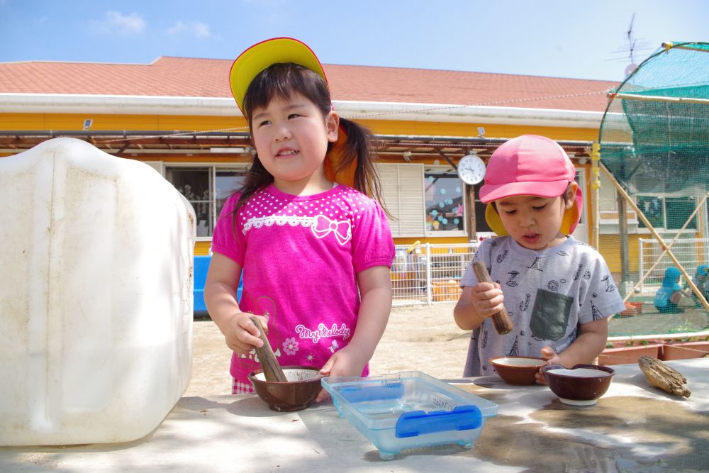 気温もだいぶ高くなってきて水に触れる遊びも心地よくなってきましたね！
ゾウ組さんでは色水遊びが毎日盛り上がっています！

「今日は何色作ろうかな～」
「葉っぱ使ってつくろ～っと！」

なんて楽しそうな会話も聞こえてきます♡
